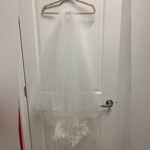 Vera Wang Two-Tiered 4’ Long Wedding Veil - Never Worn in Wedding